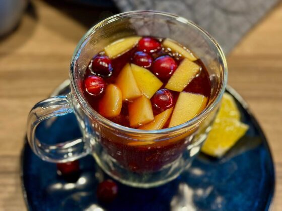 Herbata zimowa z żurawiną, jabłkiem i imbirem, podana z sokiem malinowym