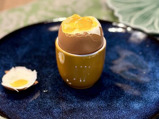 Jajko na miękko podane na talerzyku