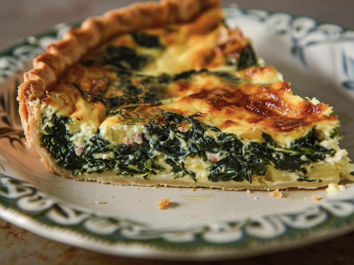 Quiche ze szpinakiem i boczkiem podany na talerzyku