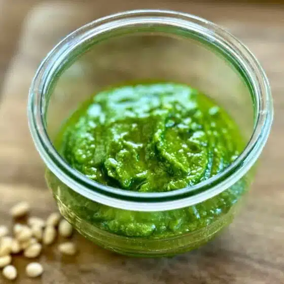 Pesto z rukoli podane w słoiczku