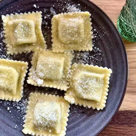 Ravioli ze szpinakiem i ricottą podane na talerzu