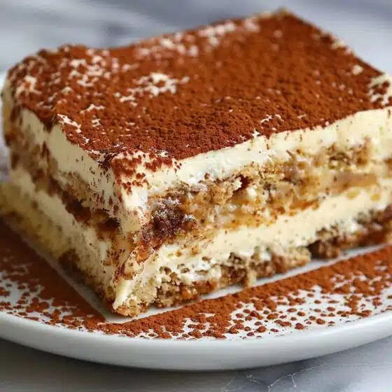 Tiramisu podane na talerzyku