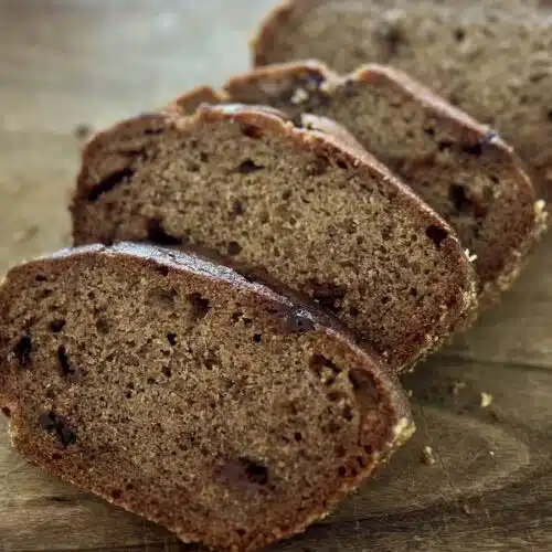 Pokrojony chlebek bananowy podany na desce