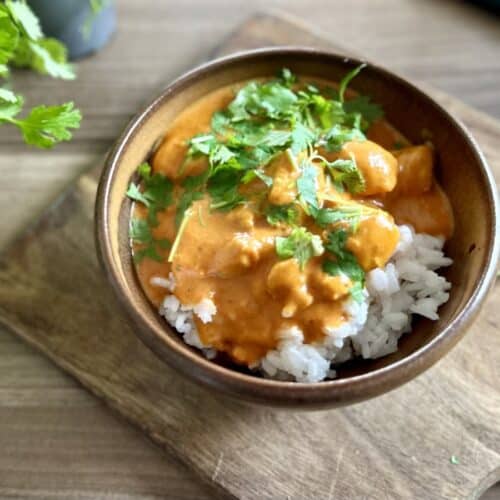 Butter chicken podany z ryżem basmati