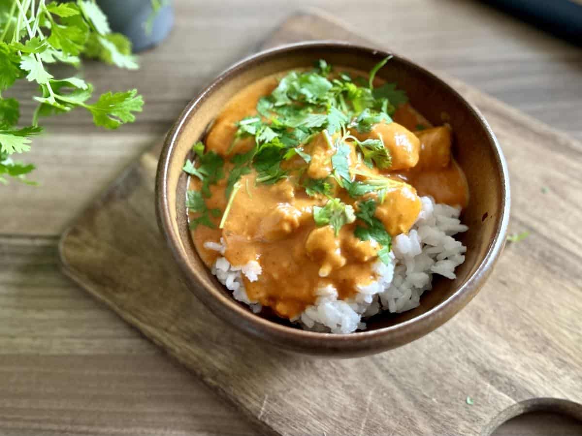 Butter chicken podany z ryżem basmati