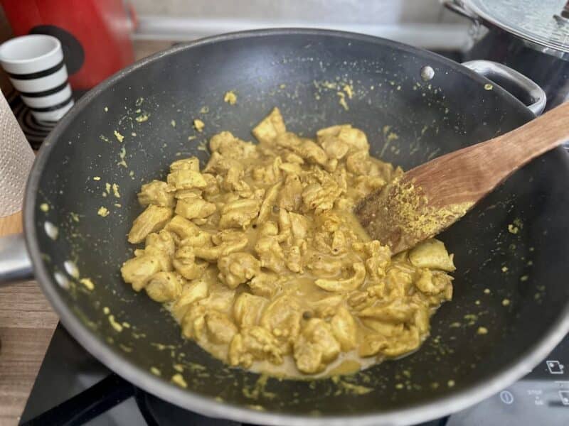 Kurczak na butter chicken smażony na woku