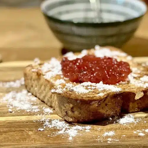 Tost francuski z konfiturą i cukrem pudrem