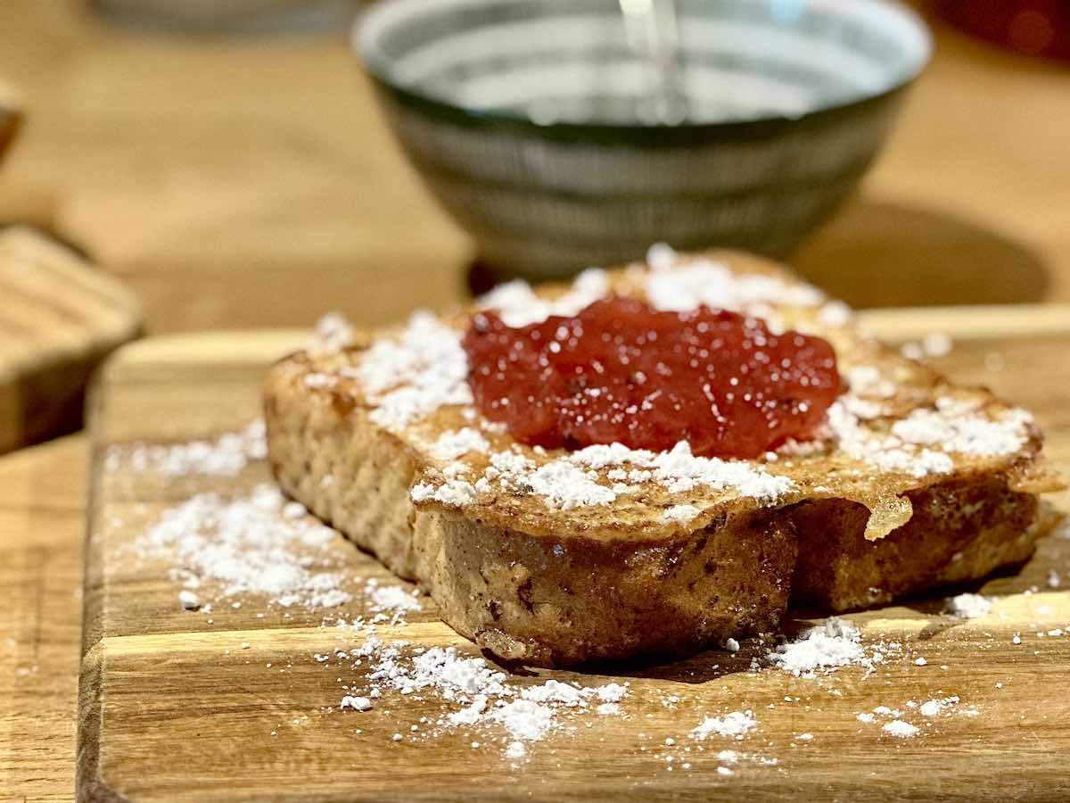 Tost francuski z konfiturą i cukrem pudrem