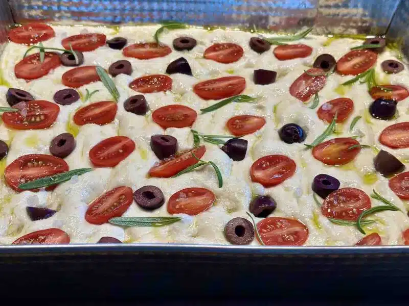 Focaccia gotowa do pieczenia