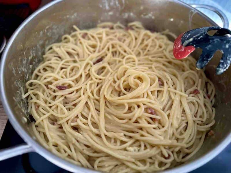 Gotowe spaghetti carbonara w garnku