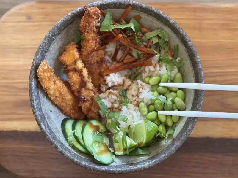 Gotowy poke bowl z kurczakiem