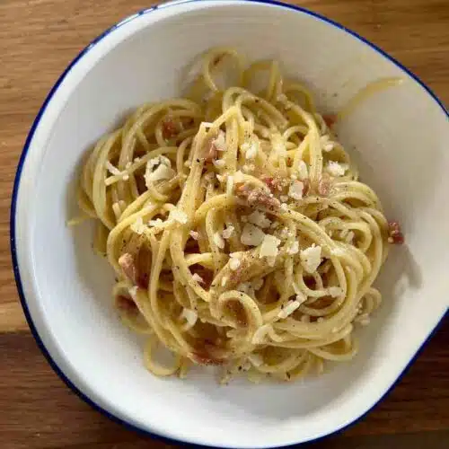 Spaghetti carbonara na talerzu