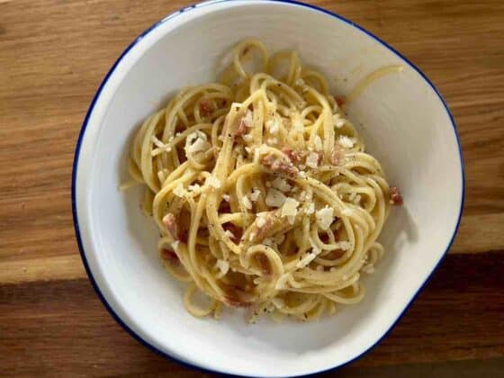 Spaghetti carbonara na talerzu