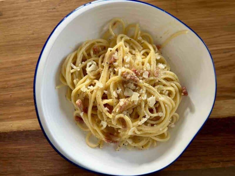 Spaghetti carbonara na talerzu