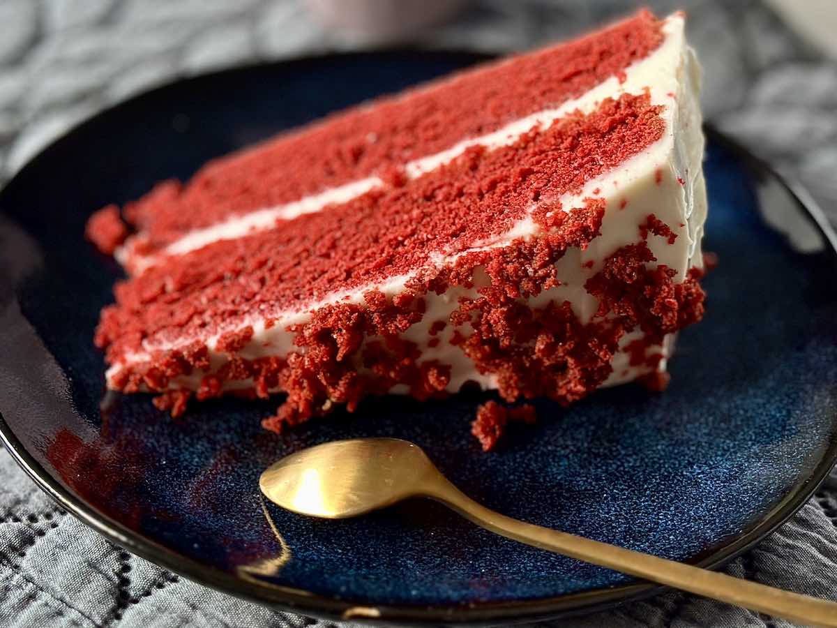 Ciasto Red Velvet podane na talerzyku