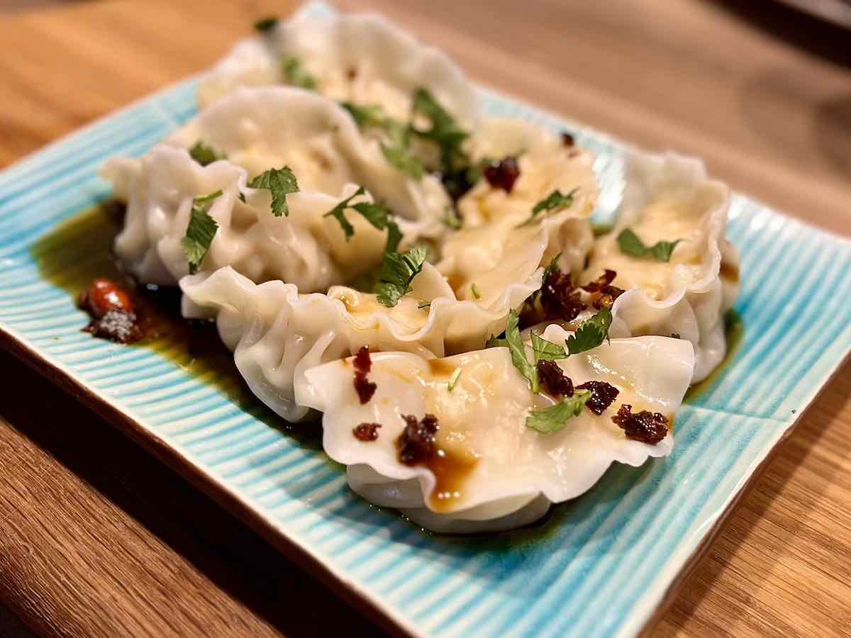 Gotowe pierożki gyoza podane na talerzu