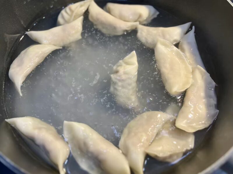 Gotujące się pierożki gyoza