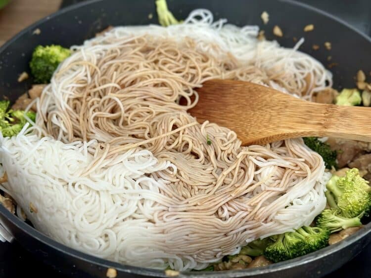 Makaron vermicelli na patelni z kurczakiem i brokułami