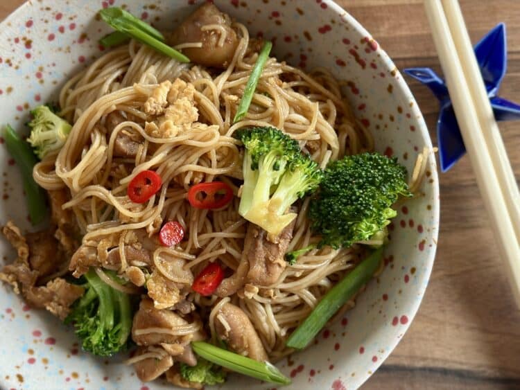 Pad See Ew z kurczakiem, brokułami i plasterkami chili w misce