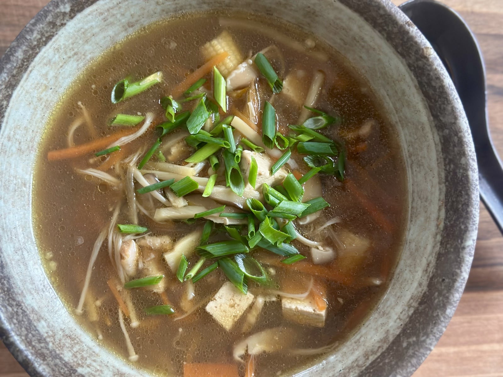 Pikantno-kwaśna zupa chińska z tofu, grzybami, marchewką i szczypiorkiem
